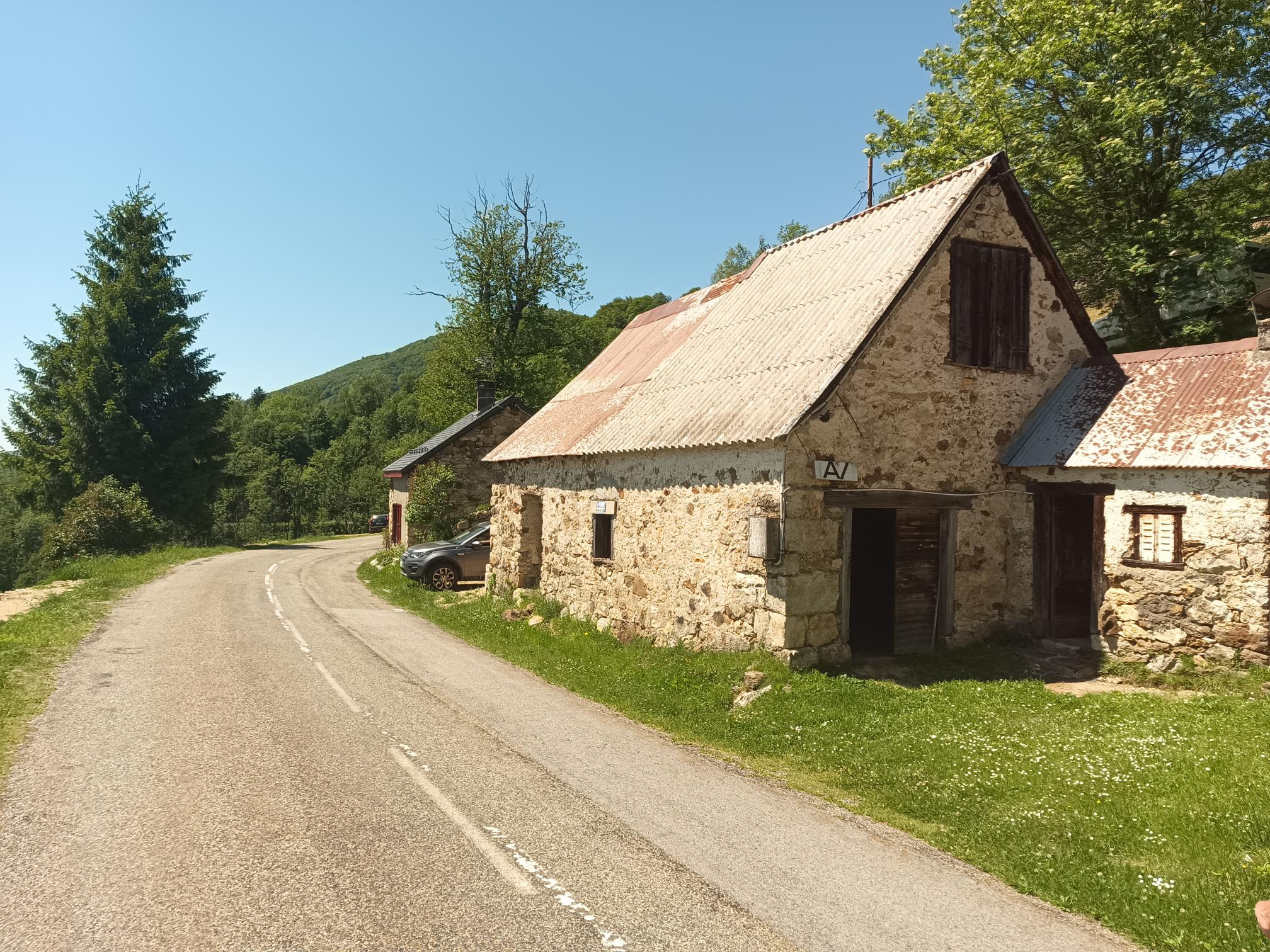 Grange dans petit hameau de montagne