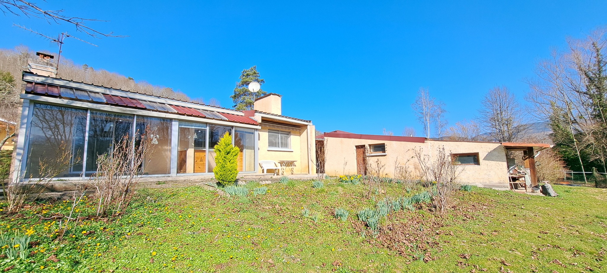 Maison de plain pied avec jardin et garage