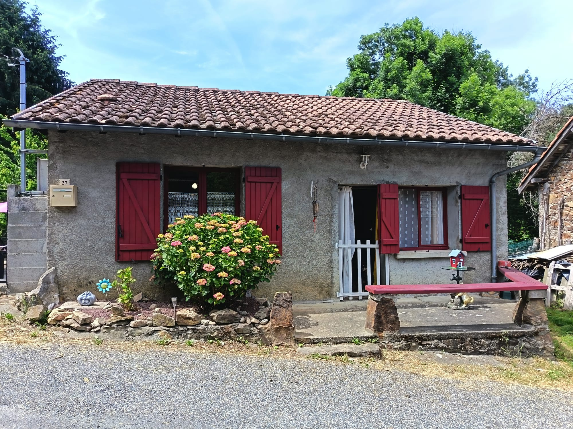 Maison de hameau avec cour et jardin